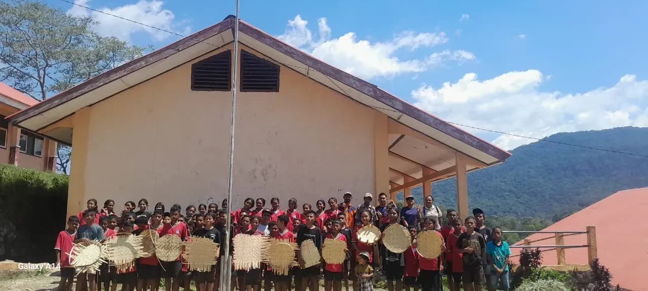 Siswa/i SMPN 7 Elar Sulap Bambu dan Rotan Menjadi Nyiru dan Sangkar Ayam